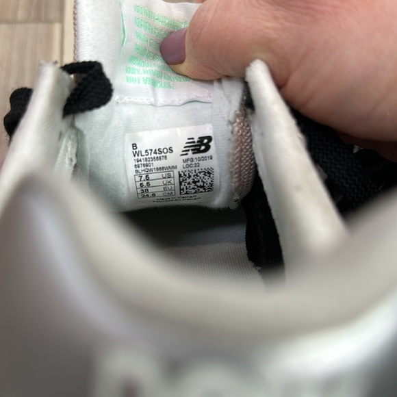 New Balance women’s 574 black pink sneakers size 7.5 - Picture 6 of 7